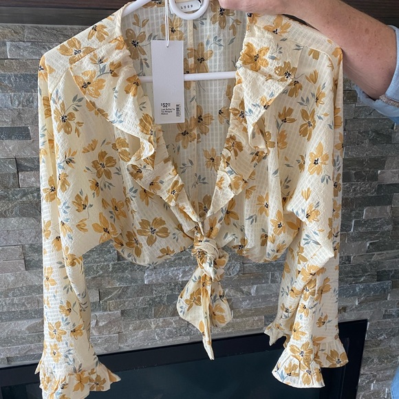 NEW w/ Tags-Super Cute Long Sleeve Front Tie Crop Top - Picture 5 of 5